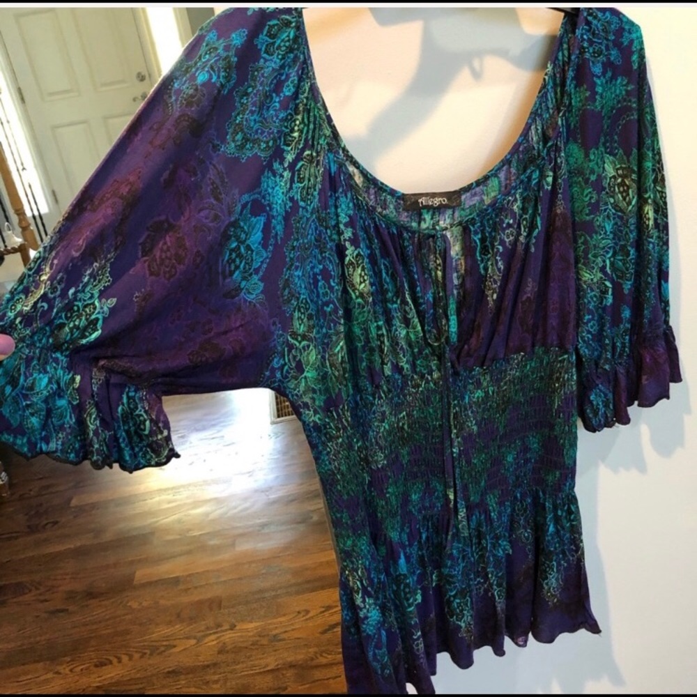 Cute & flirty Blouse, front tie w/keyhole opening